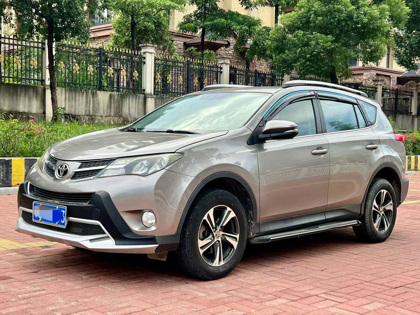 Toyota RAV4 (2015 Model), 2.0L, CVT, 2WD "Stylish" (Fengshang) trim, 5-seater SUV, in stock, for export to Africa.